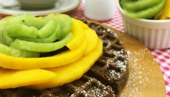 Waffles de chocolate mango kiwi